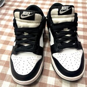 EUC PRE-OWNED PANDA NIKE DUNK LOW 5Y